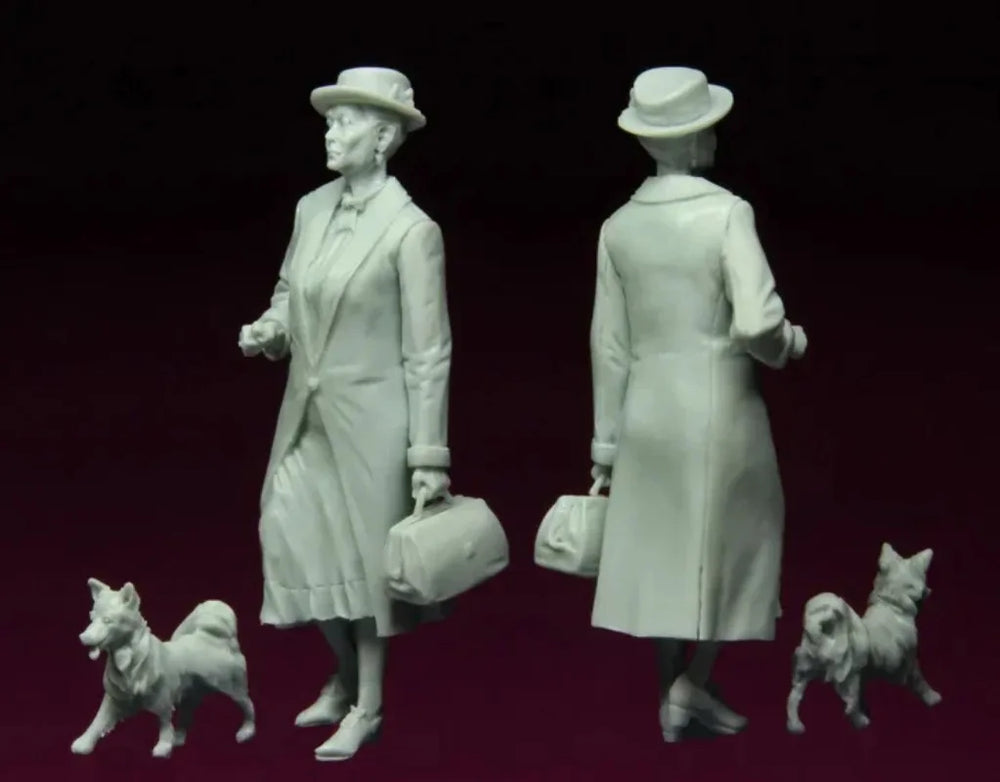 1/35 Elderly Lady with Dog, Resin Model Figure Kit, Historical Theme, Unassembled and Unpainted