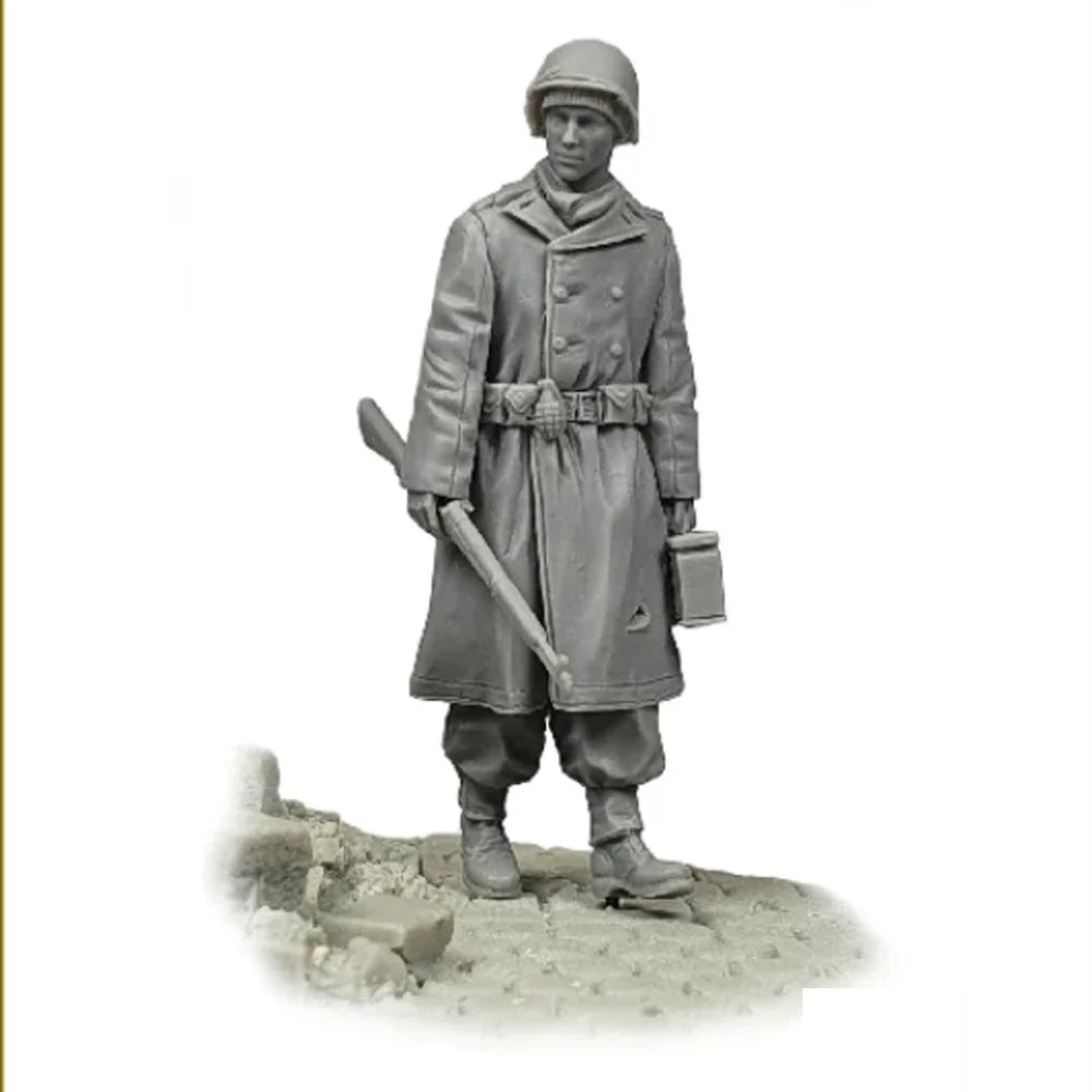 1/35 WWII US Infantry Soldier in Greatcoat with Rifle, Resin Model Figure Kit, Unassembled and Unpainted