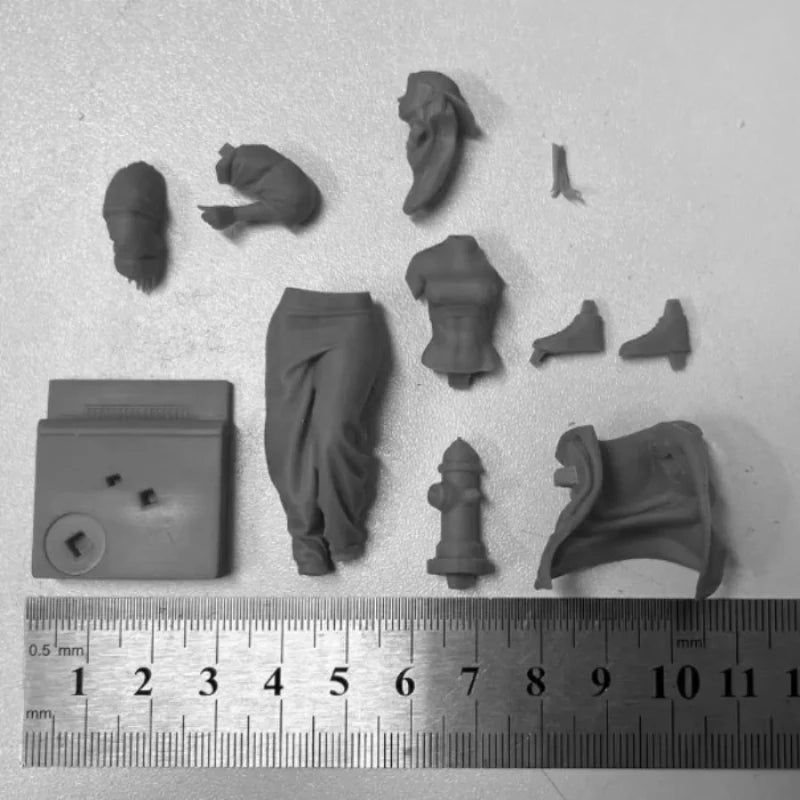 1/24 Modern Hip-Hop Girl, 2 Figures, Resin Model Figure Kit, Unassembled and Unpainted