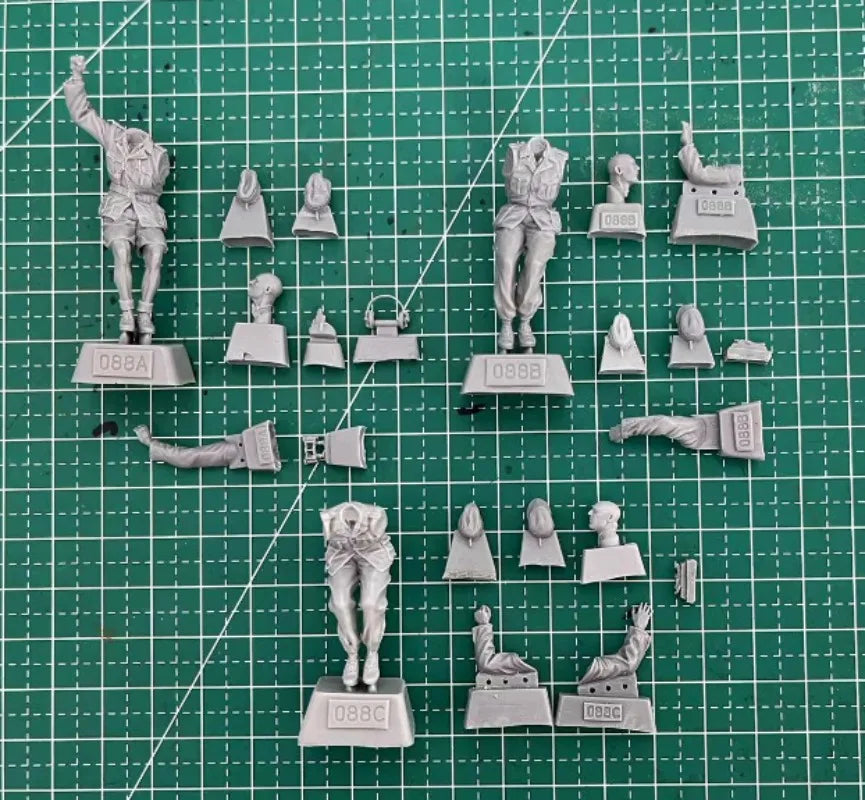 1/35 WWII German Panzer Crew Victory Pose, 3 Figures, Resin Model Figure Kit, Unassembled and Unpainted