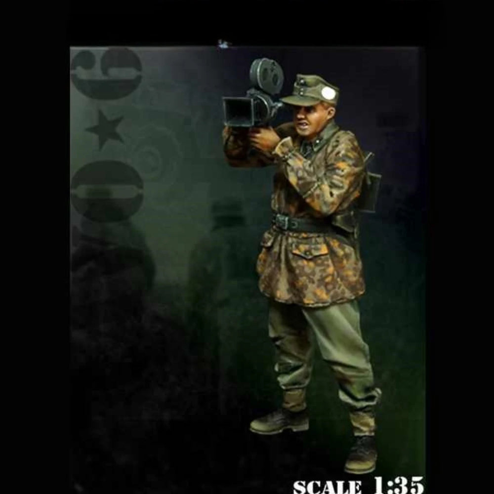 1/35 WWII German Infantry Observer with Binoculars, Resin Model Figure Kit, Unassembled and Unpainted
