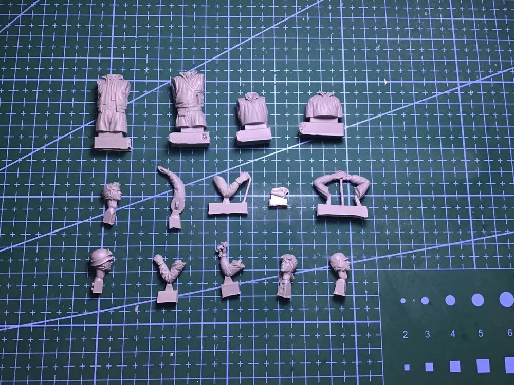 1/35 WWII German Panzer Crew with Goggles, 4 Figures, Resin Model Figure Kit, Unassembled and Unpainted