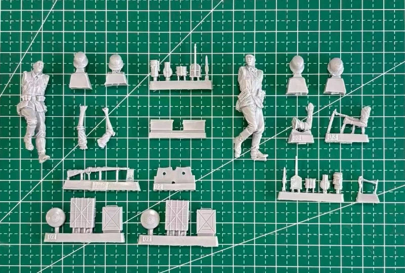 1/35 WWII German Infantryman & Ammo Carrier, 2 Figures, Resin Model Figure Kit, Unassembled and Unpainted