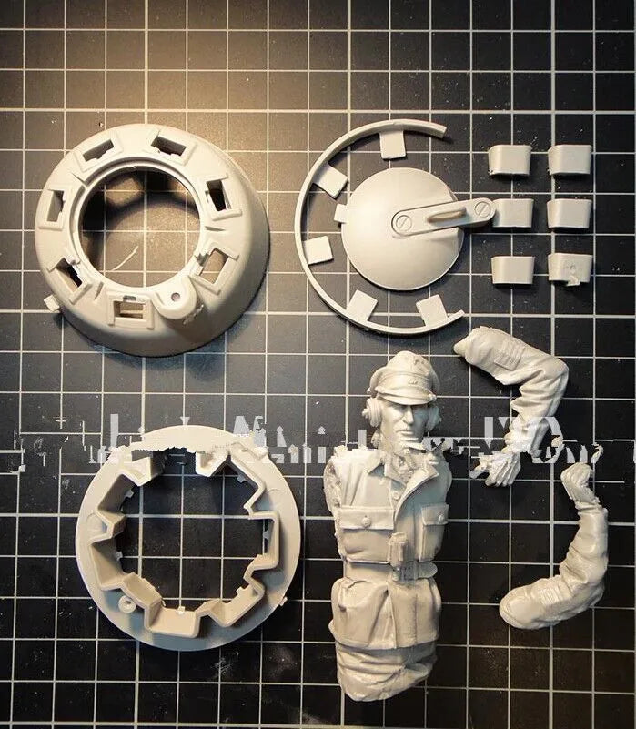 1/16 Modern German Luftwaffe Radio Operator with Headset, Resin Model Figure Kit, Unassembled and Unpainted
