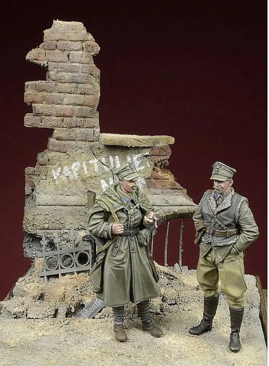 1/35 WWII Polish Soldiers Berlin, 2 Figures, Resin Model Figure Kit, Unassembled and Unpainted