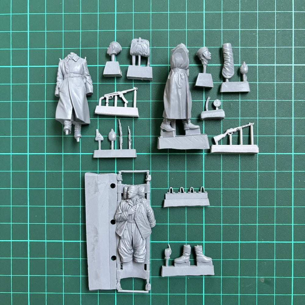 1/35 WWII Soviet Paramedics & Injured Tanker, 3 Figures, Resin Model Figure Kit, Unassembled and Unpainted