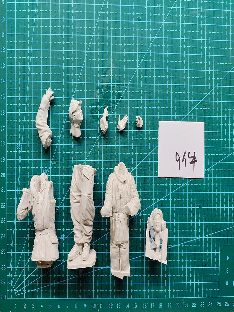 1/16 Modern Military Commander & Crew, 2 Figures, Resin Model Figure Kit, Unassembled and Unpainted