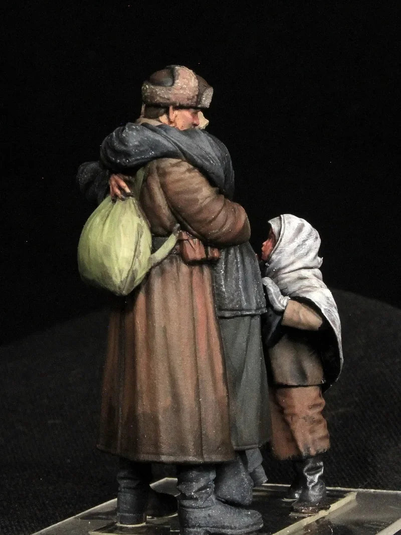 1/35 WWII Soviet Mother & Soldier Reunion, 3 Figures, Resin Model Figure Kit, Unassembled and Unpainted