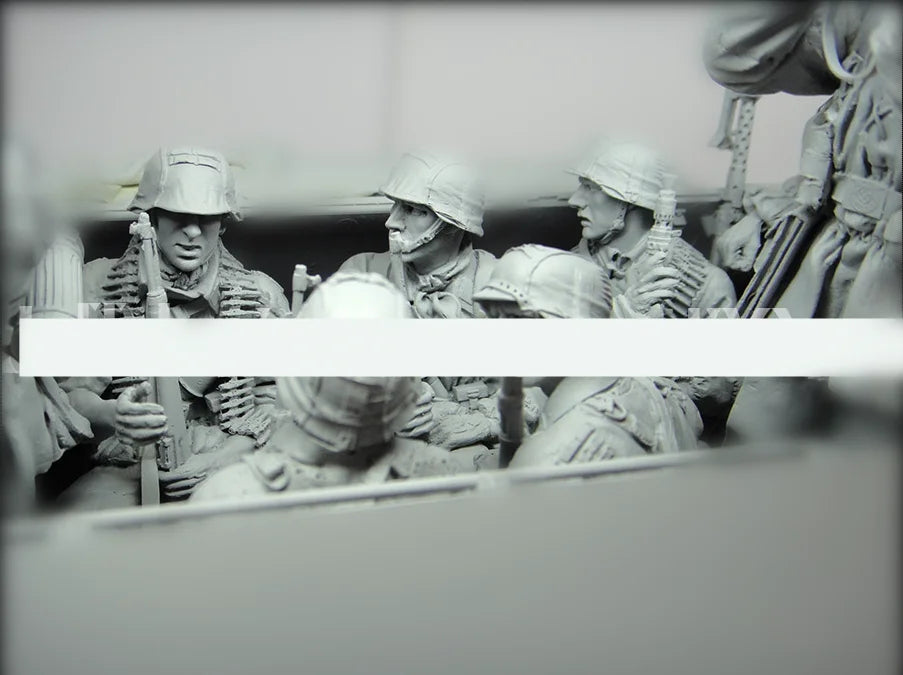 1/16 Modern Soldier in Dynamic Combat Action, Resin Model Figure Kit, Unassembled and Unpainted