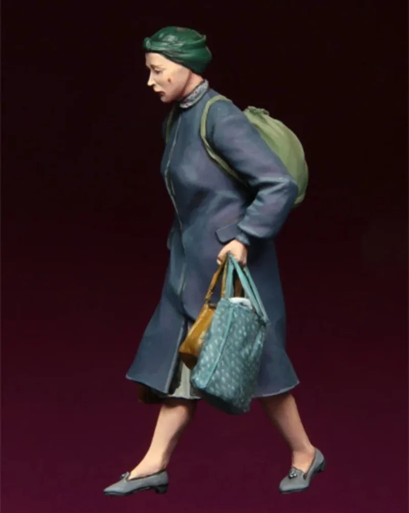 1/35 WWII Female Refugees with Luggage, 4 Figures, Resin Model Figure Kit, Unassembled and Unpainted