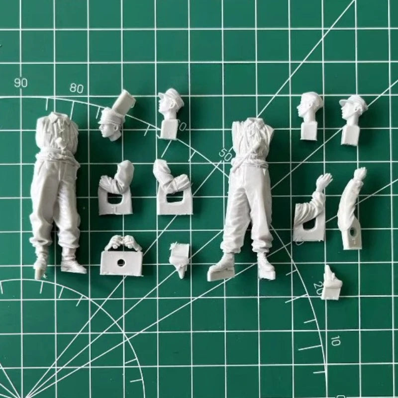 1/35 WWII German Panzer Recon Crew, 2 Figures, Resin Model Figure Kit, Unassembled and Unpainted