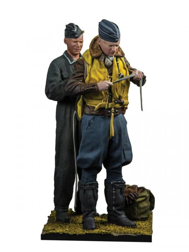 1/32 WWII German Officers Consulting Map and Binoculars, 2 Figures, Resin Model Figure Kit, Unassembled and Unpainted