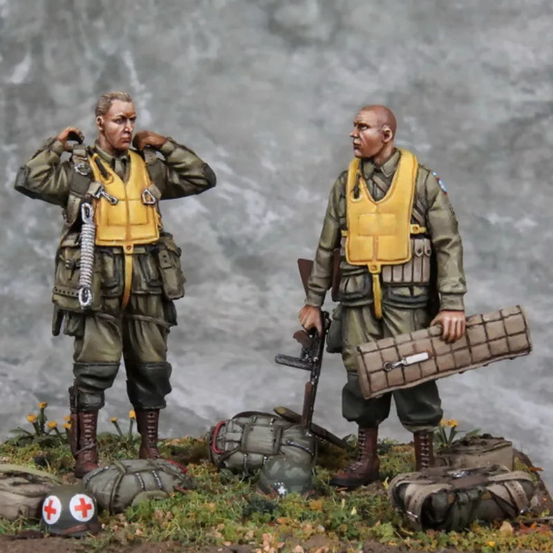 1/35 WWII US Paratroopers with D-Day Invasion Stripes, 2 Figures, Resin Model Figure Kit, Unassembled and Unpainted
