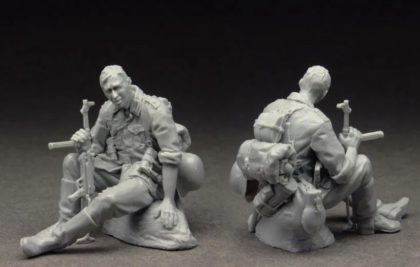 1/35 WWII German Infantry Smoking and Resting, 3 Figures, Resin Model Figure Kit, Unassembled and Unpainted