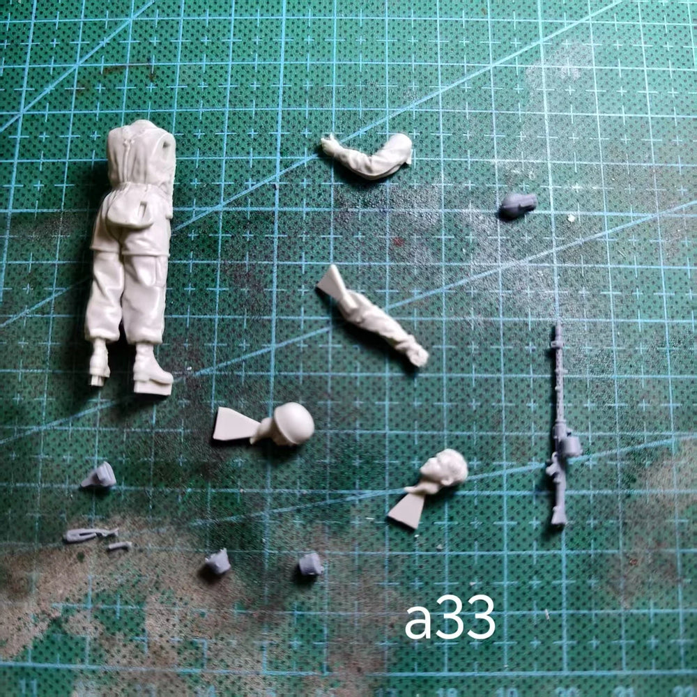 1/35 Modern Elderly Middle Eastern Civilians with Rifles, 4 Figures, Resin Model Figure Kit, Unassembled and Unpainted
