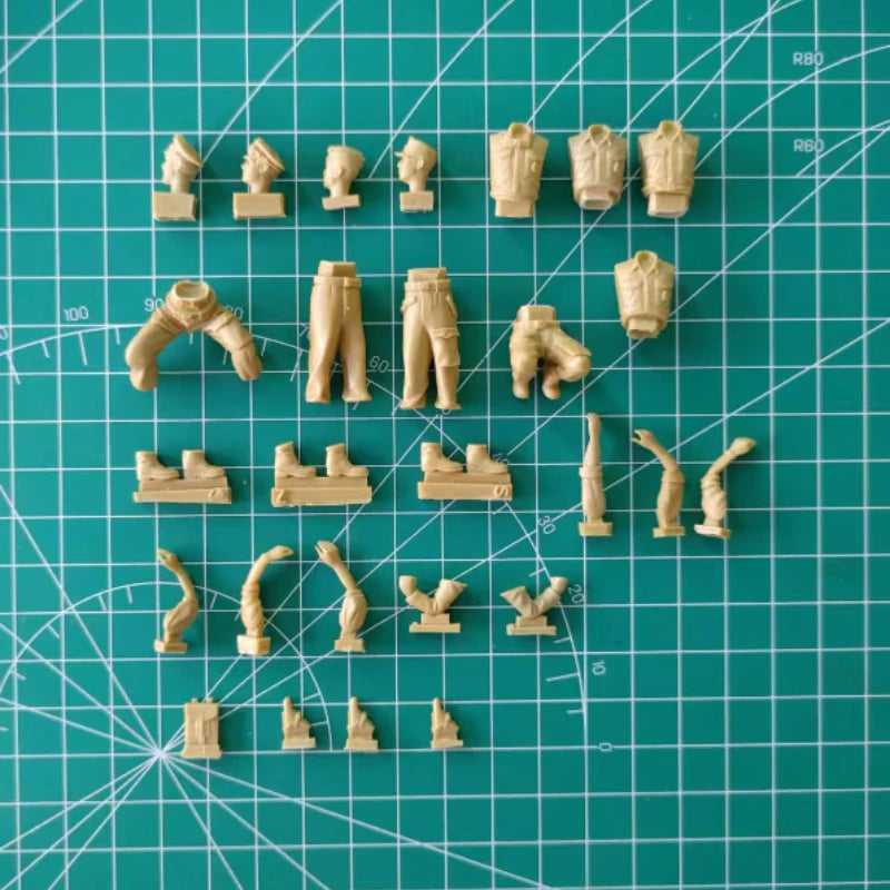 1/35 WWII German Panzer Crew Officer and Gunners, 4 Figures, Resin Model Figure Kit, Unassembled and Unpainted