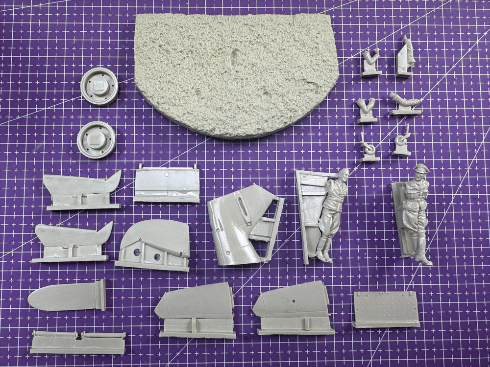 1/35 WWII Luftwaffe Pilots, 2 Figures, Resin Model Figure Kit, Unassembled and Unpainted