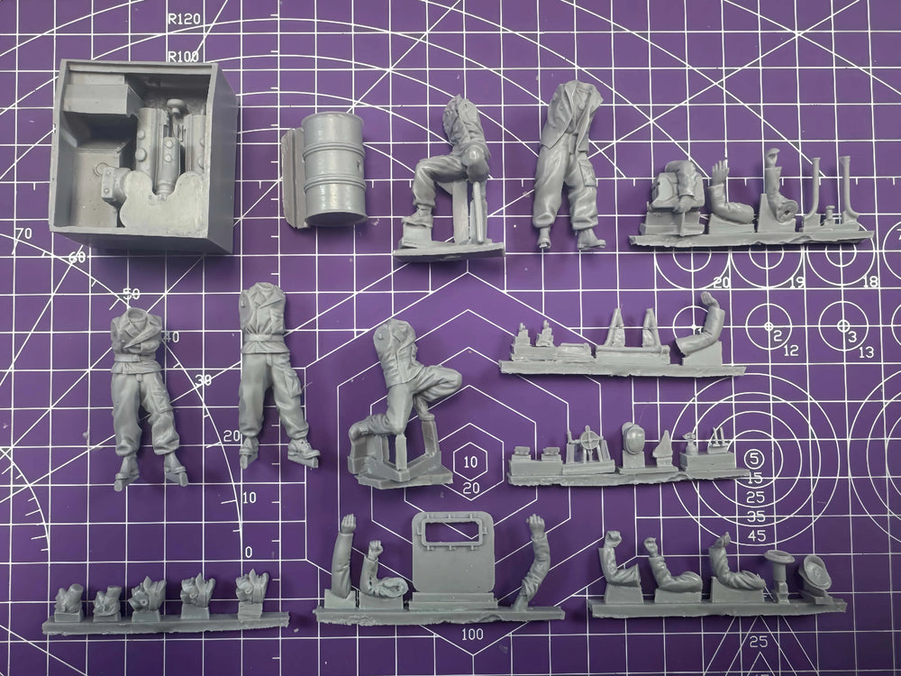 1/35 WWII German Panzer Maintenance Crew, 5 Figures, Resin Model Diorama Kit, Unassembled and Unpainted