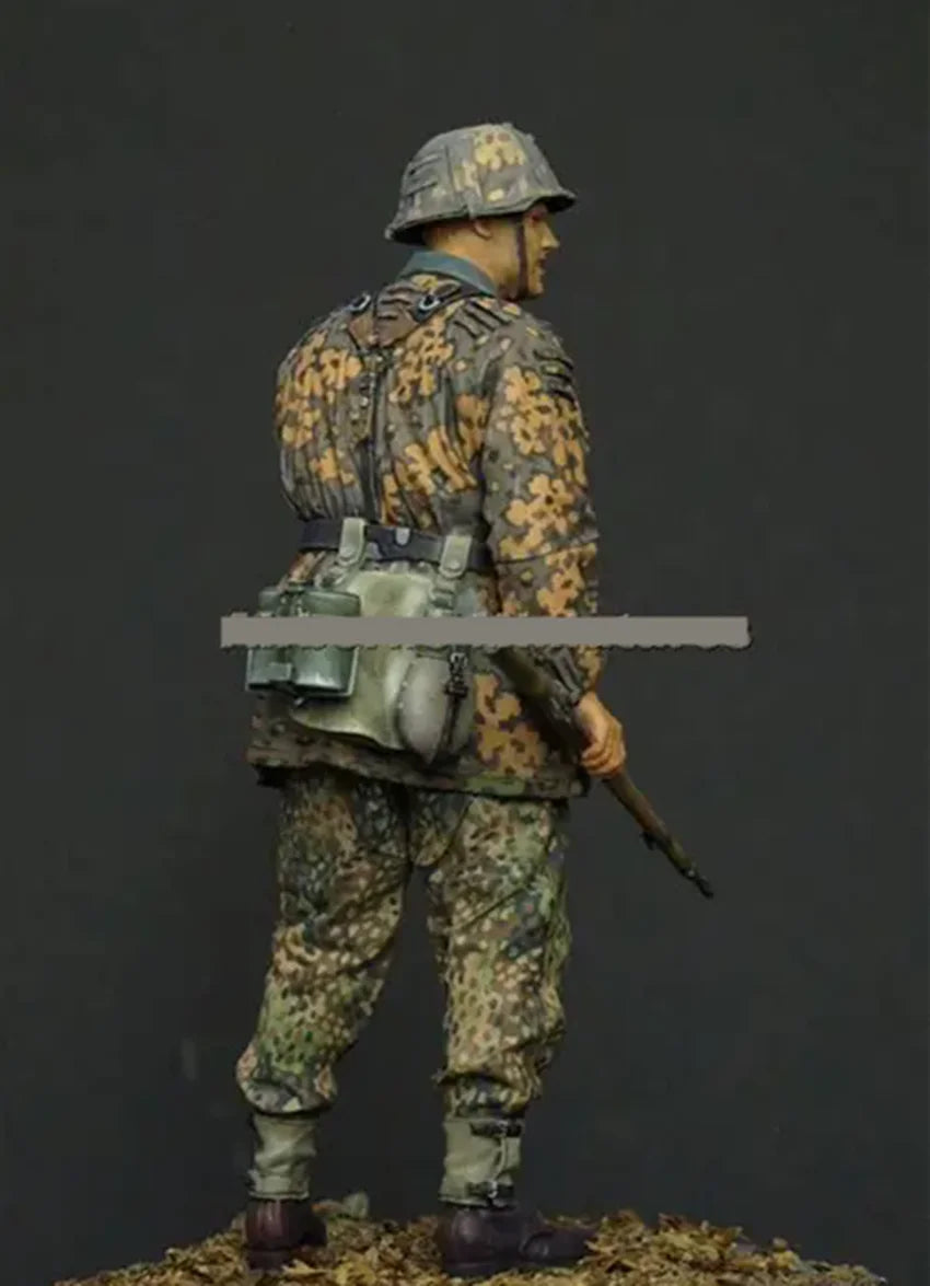 1/35 WWII German MG42 Gunner in Splinter Camo, Resin Model Figure Kit, Unassembled and Unpainted