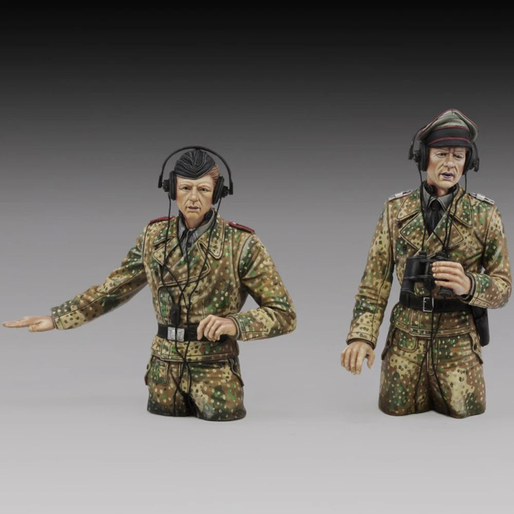 1/16 WWII German Radio Operators Kneeling, 2 Figures, Resin Model Figure Kit, Unassembled and Unpainted