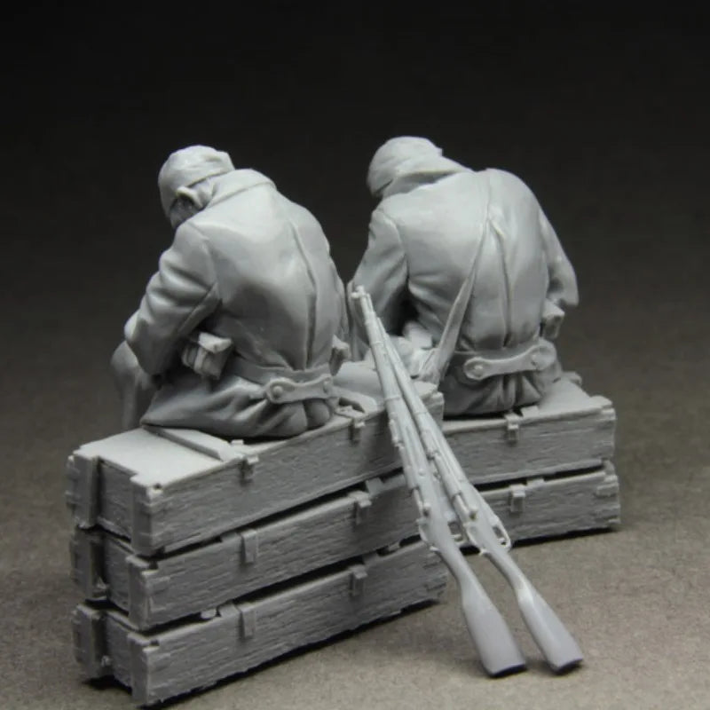 1/35 WWII Soviet Infantry Resting on Ammunition Crates, Resin Model Figure Kit, Unassembled and Unpainted