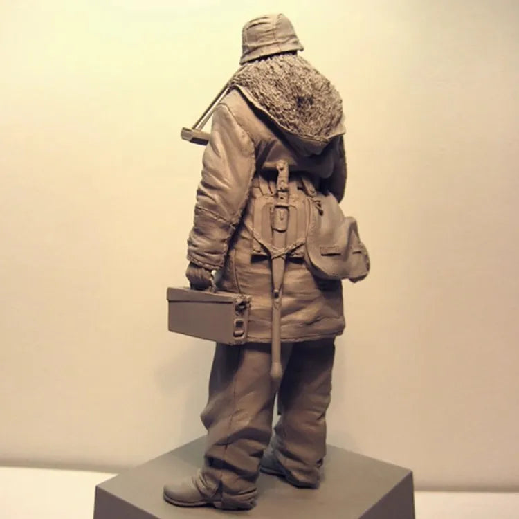 1/16 Modern British Infantryman with Greatcoat and Rifle, Resin Model Figure Kit, Unassembled and Unpainted