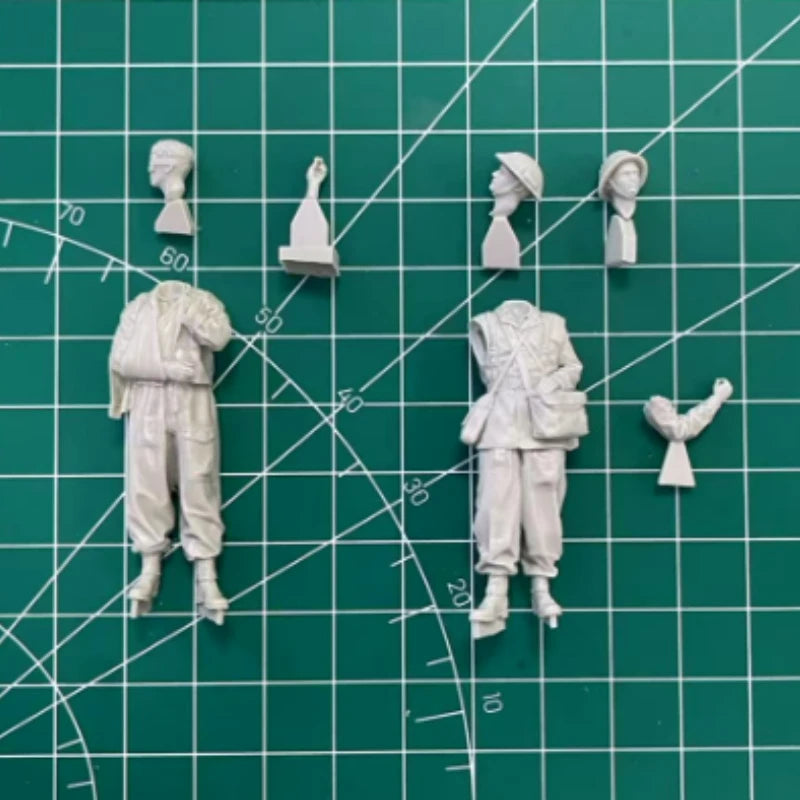 1/35 WWII British Paramedic, 2 Figures, Resin Model Figure Kit, Unassembled and Unpainted