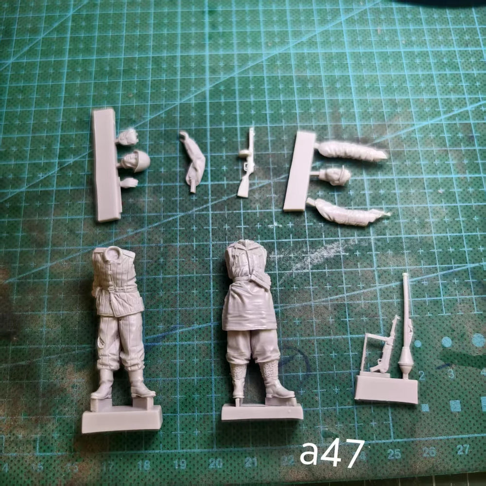 1/35 WWII German Infantry Standing with Rifles, 2 Figures, Resin Model Figure Kit, Unassembled and Unpainted