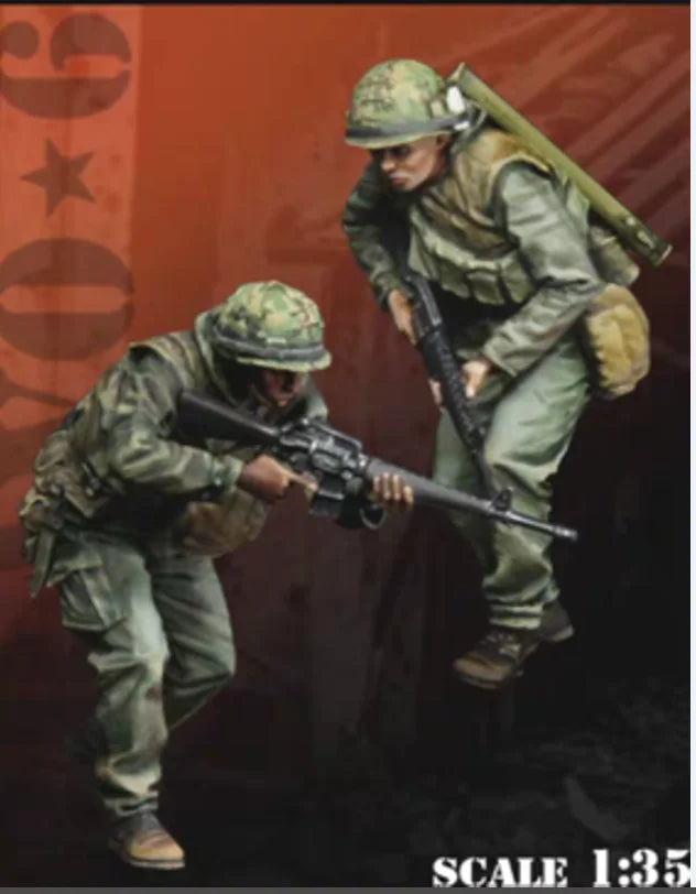 1/35 WWII Soviet Infantry Charging Forward, 2 Figures, Resin Model Figure Kit, Unassembled and Unpainted