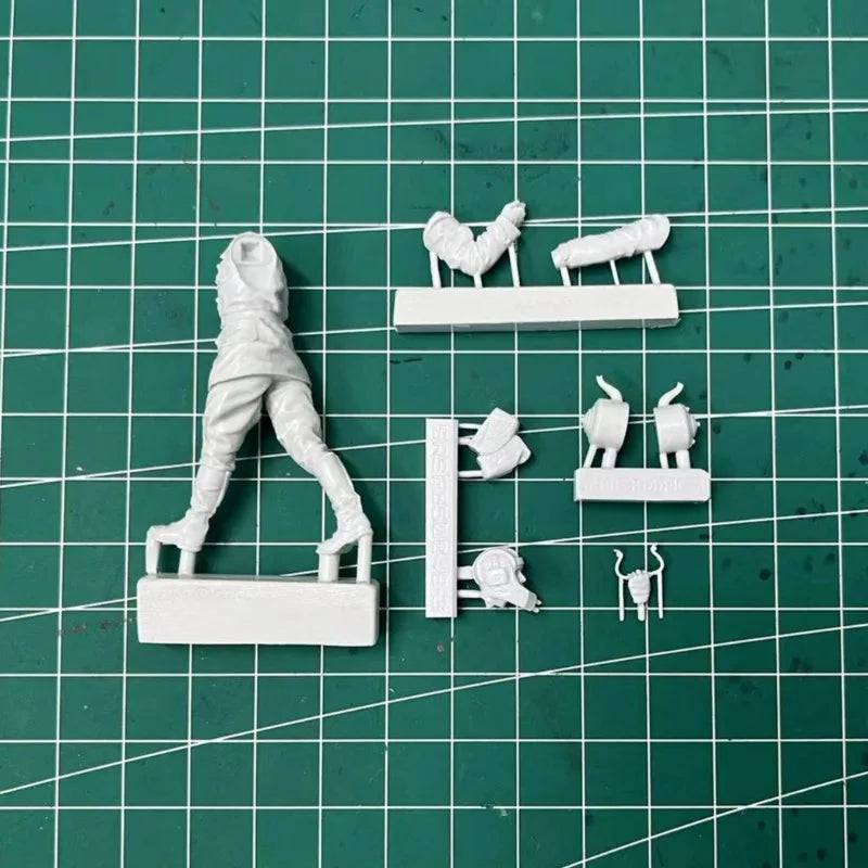 1/35 WWII Soviet Tankman in Winter Gear, Resin Model Figure Kit, Unassembled and Unpainted