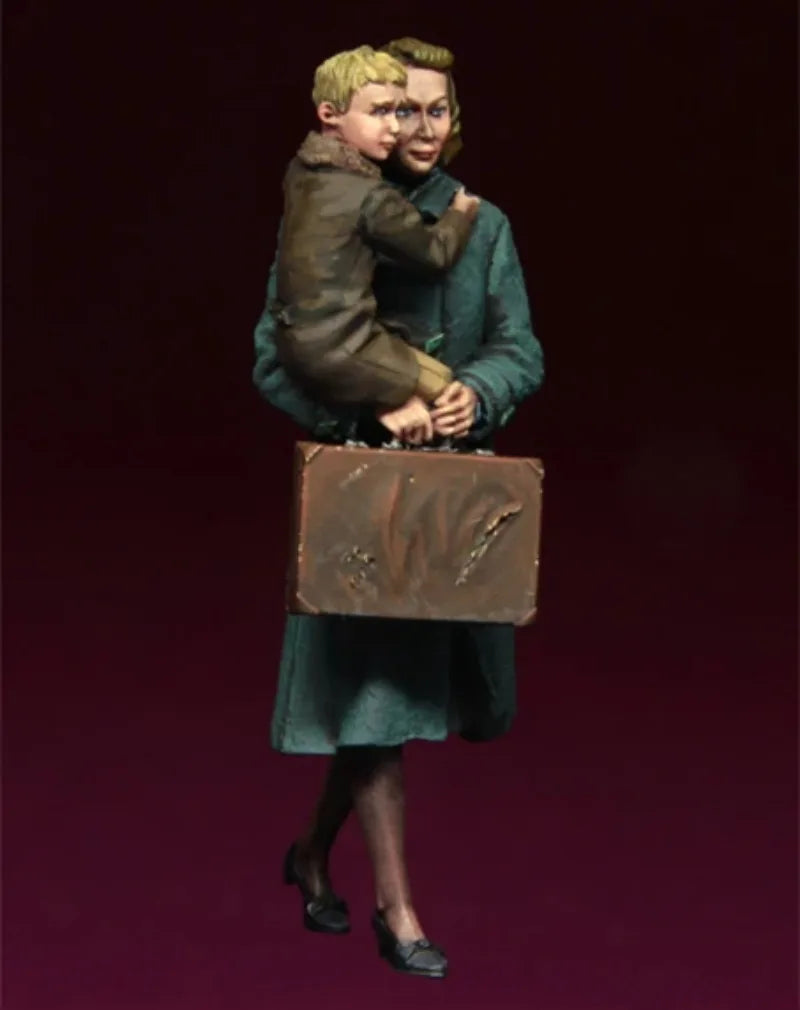 1/35 WWII Refugee Mothers with Children and Luggage, 2 Figures, Resin Model Figure Kit, Unassembled and Unpainted