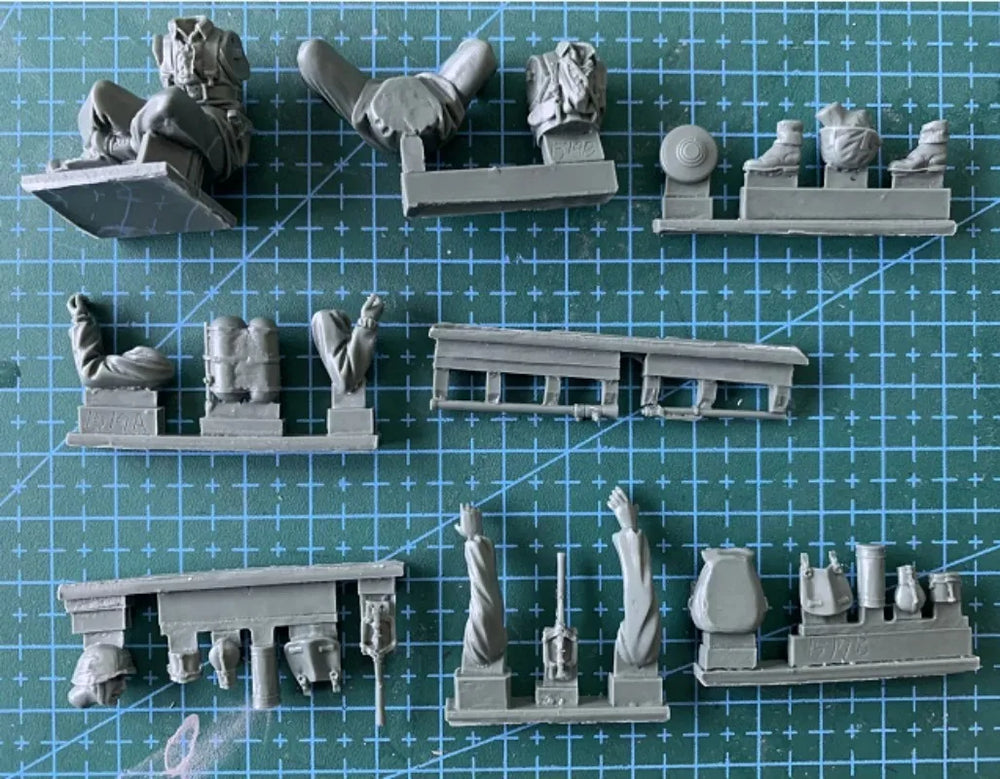 1/35 WWII German Engineer with Flamethrower, 2 Figures, Resin Model Figure Kit, Unassembled and Unpainted