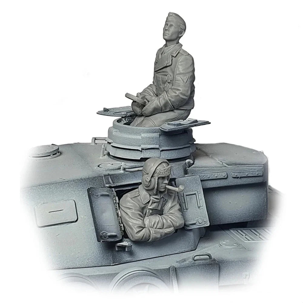 1/35 WWII German Panzer Commander and Loader, 2 Figures, Resin Model Figure Kit, Unassembled and Unpainted
