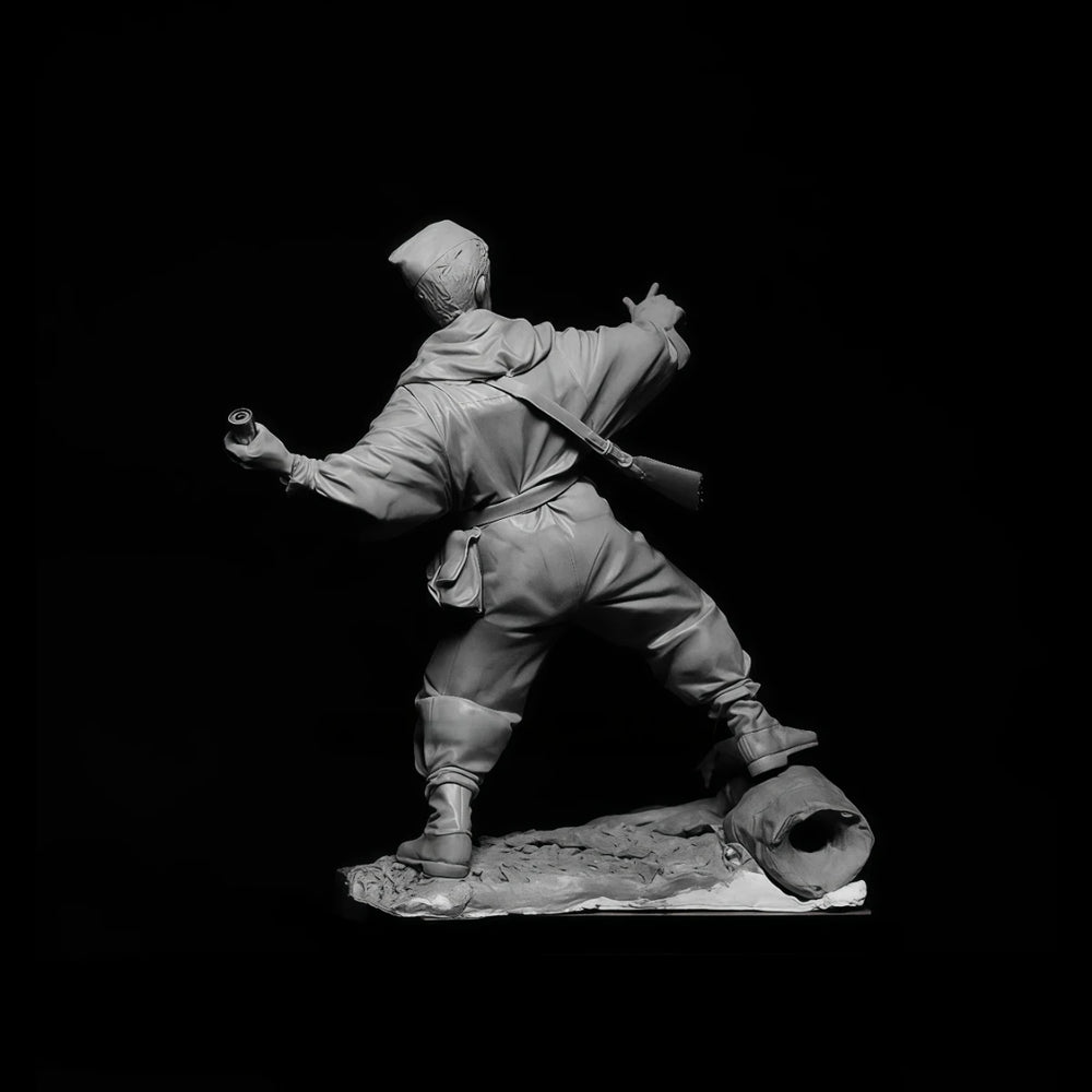 75mm WWII Red Army Scout with Smoke Grenade, Resin Model Figure Kit, Unassembled and Unpainted