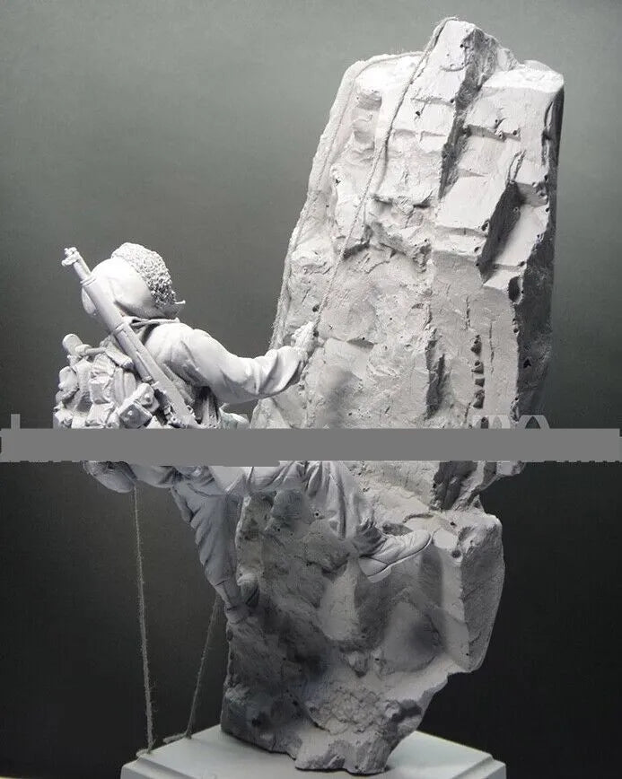 1/16 Modern Climber Rappelling Rocky Cliff, Resin Model Figure Kit, Unassembled and Unpainted
