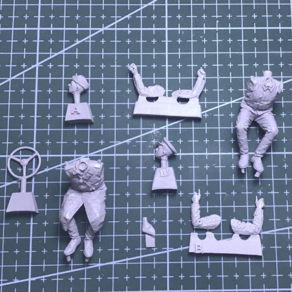 1/35 WWII Soviet Officer & Driver, 2 Figures, Resin Model Figure Kit, Unassembled and Unpainted