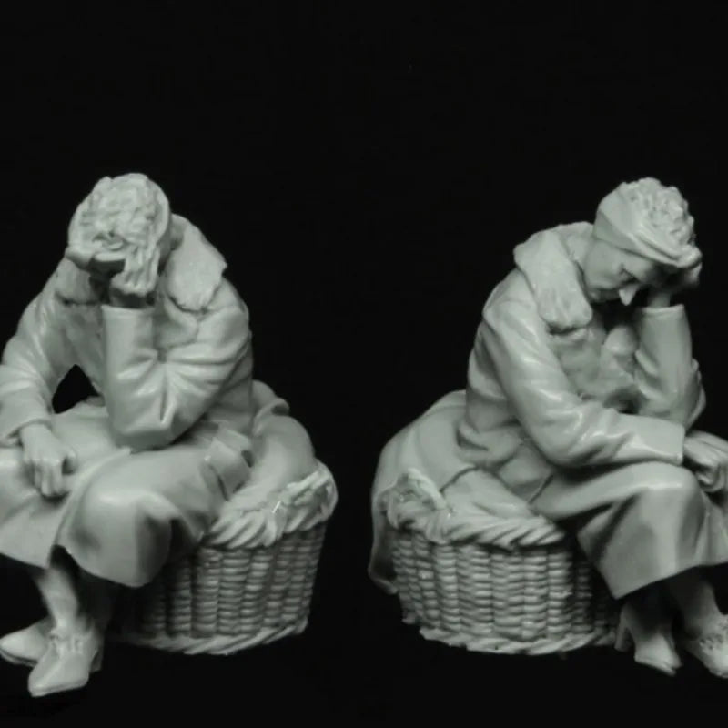 1/35 WWII Refugee Woman in Patterned Headscarf Seated on Basket, Resin Model Figure Kit, Unassembled and Unpainted