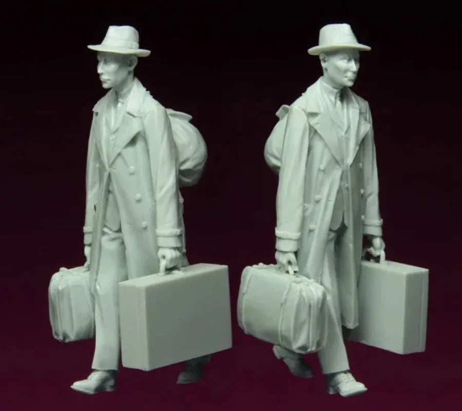 1/35 WWII European Refugees with Luggage, 4 Figures, Resin Model Figure Kit, Unassembled and Unpainted