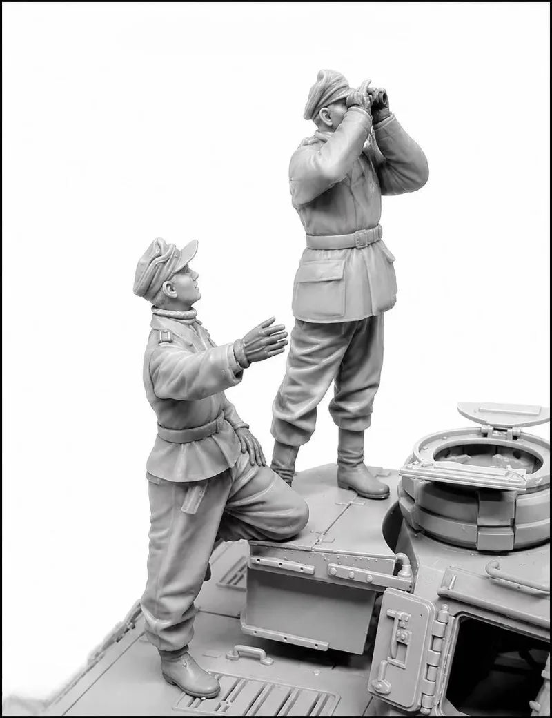 1/35 WWII German Panzer Crew at Tank Hatch, 2 Figures, Resin Model Figure Kit, Unassembled and Unpainted