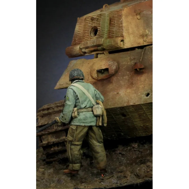 1/35 WWII US Infantryman with Rifle and Helmet Netting, Resin Model Figure Kit, Unassembled and Unpainted