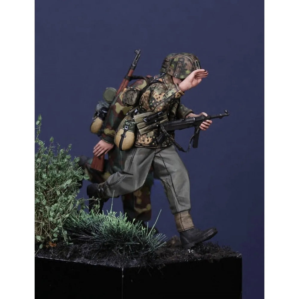 1/35 WWII German Panzergrenadiers Advancing, 4 Figures, Resin Model Figure Kit, Unassembled and Unpainted