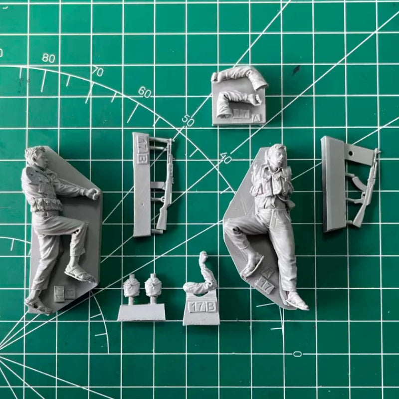 1/35 Vietnam War North Vietnamese Soldiers, 2 Figures, Resin Model Figure Kit, Unassembled and Unpainted