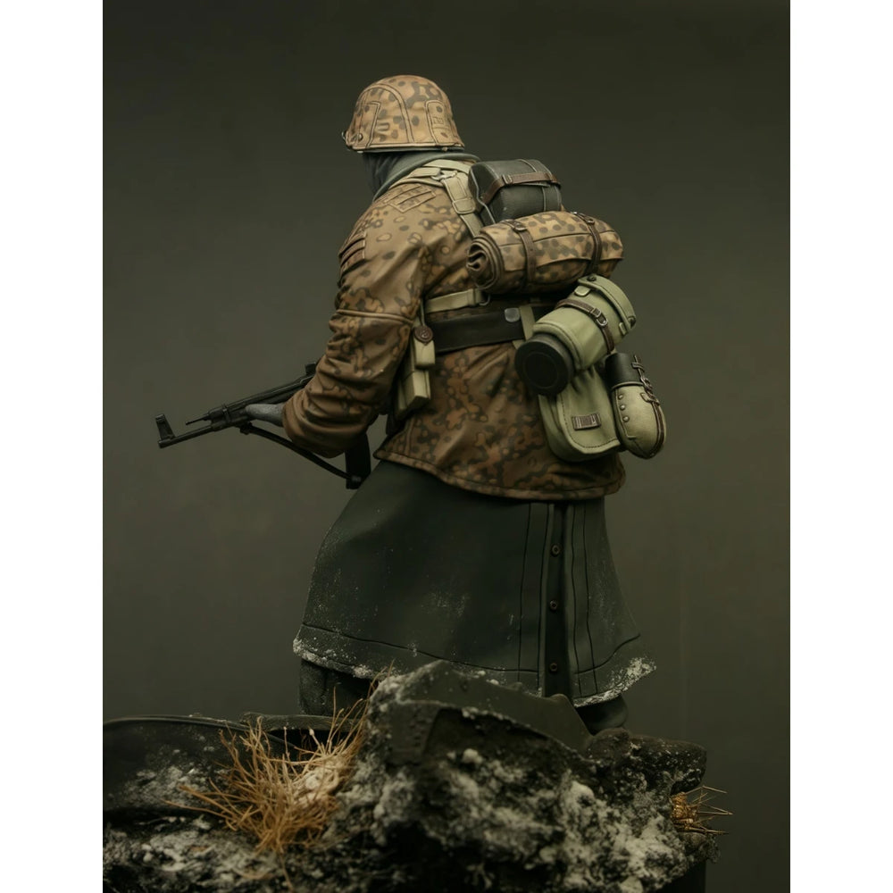 1/16 WWII German Infantry in Splinter Camo with MP40, Resin Model Figure Kit, Unassembled and Unpainted