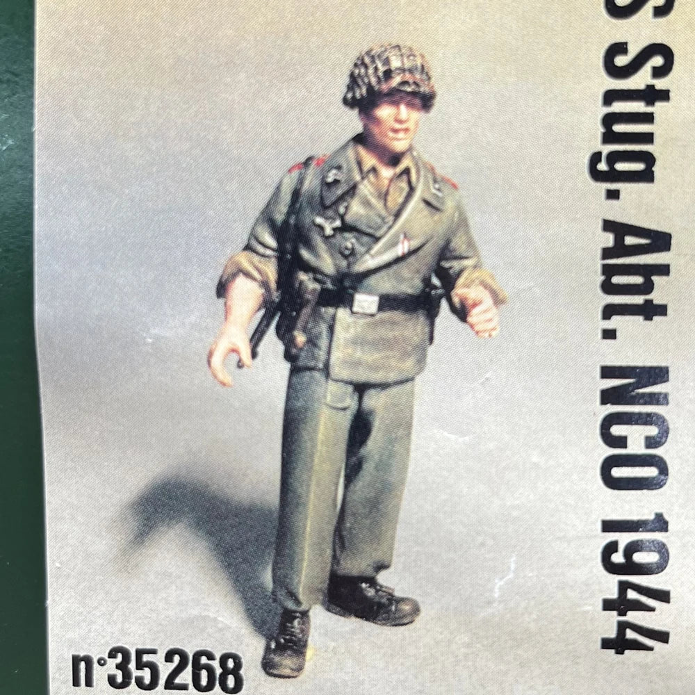 1/35 WWII German Infantry Soldier with Camo Helmet, Resin Model Figure Kit, Unassembled and Unpainted