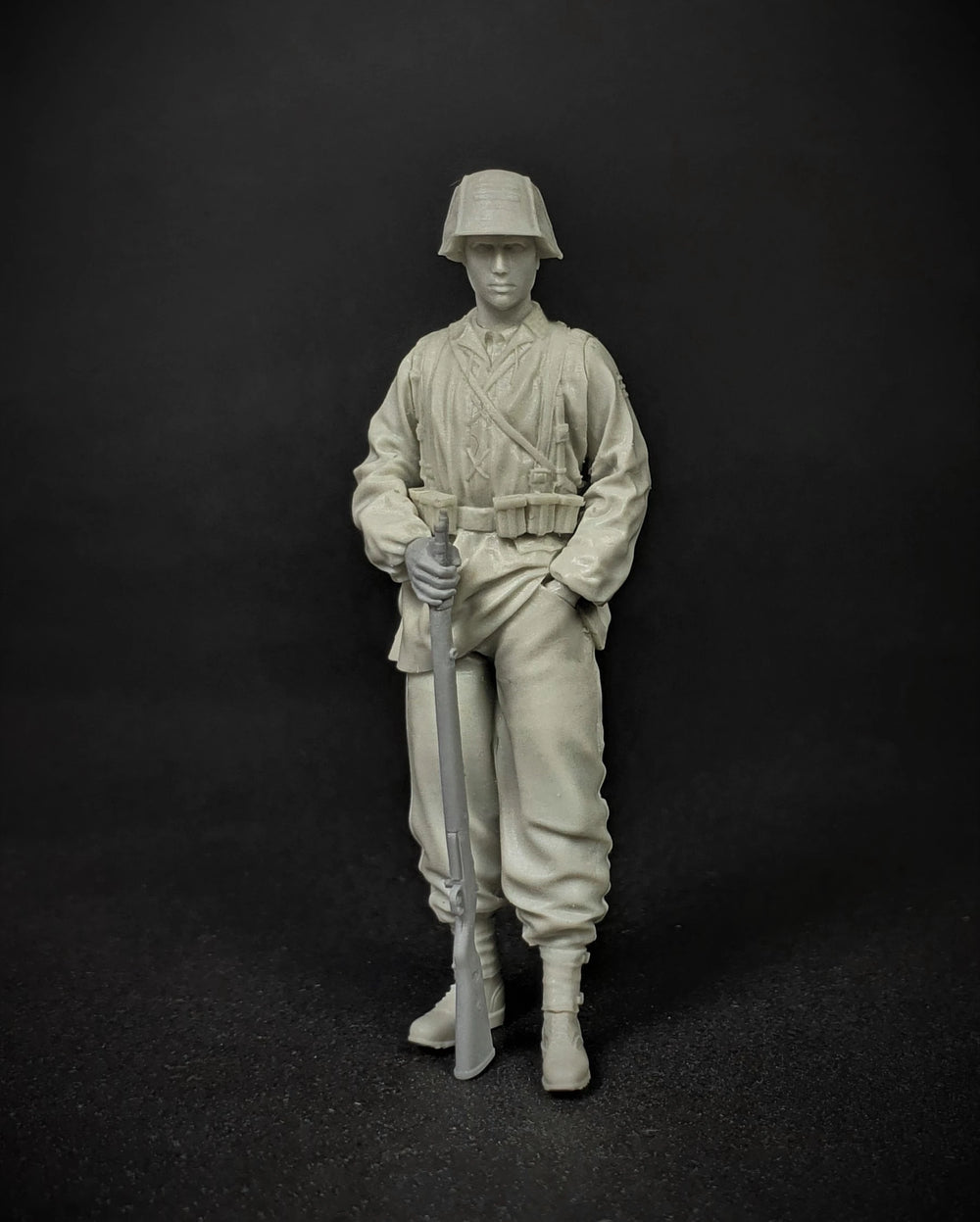 1/35 WWI German Infantryman Standing Guard, Resin Model Figure Kit, Unassembled and Unpainted