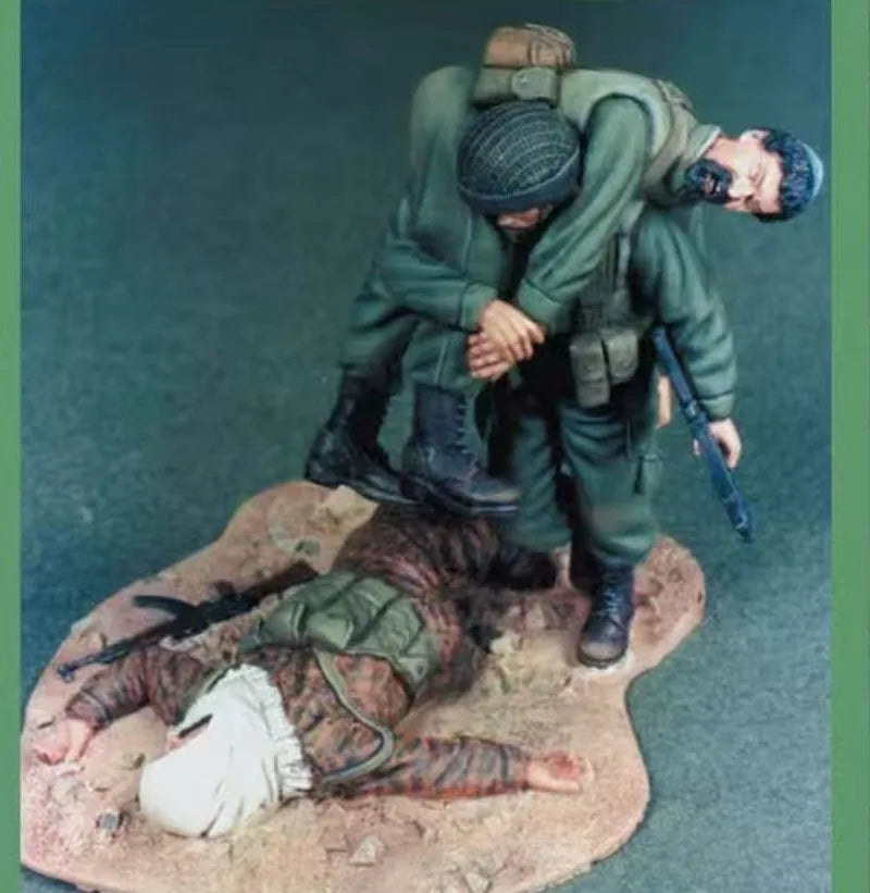 1/35 Modern Soldier Assisting Wounded Comrade, 2 Figures, Resin Model Figure Kit, Unassembled and Unpainted