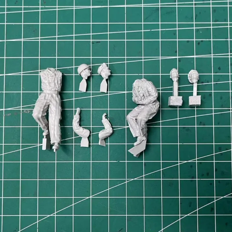 1/35 WWII British Infantry Studying Maps at Table, 2 Figures, Resin Model Figure Kit, Unassembled and Unpainted