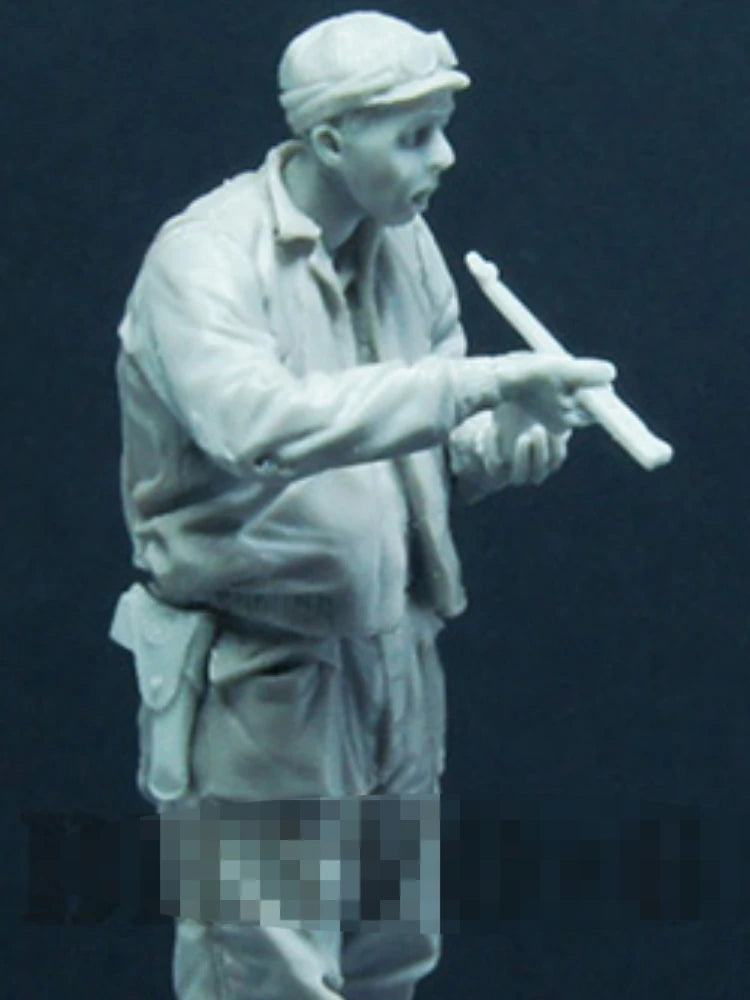 1/35 WWII US Infantry in Overseas Cap with Rifle, Resin Model Figure Kit, Unassembled and Unpainted
