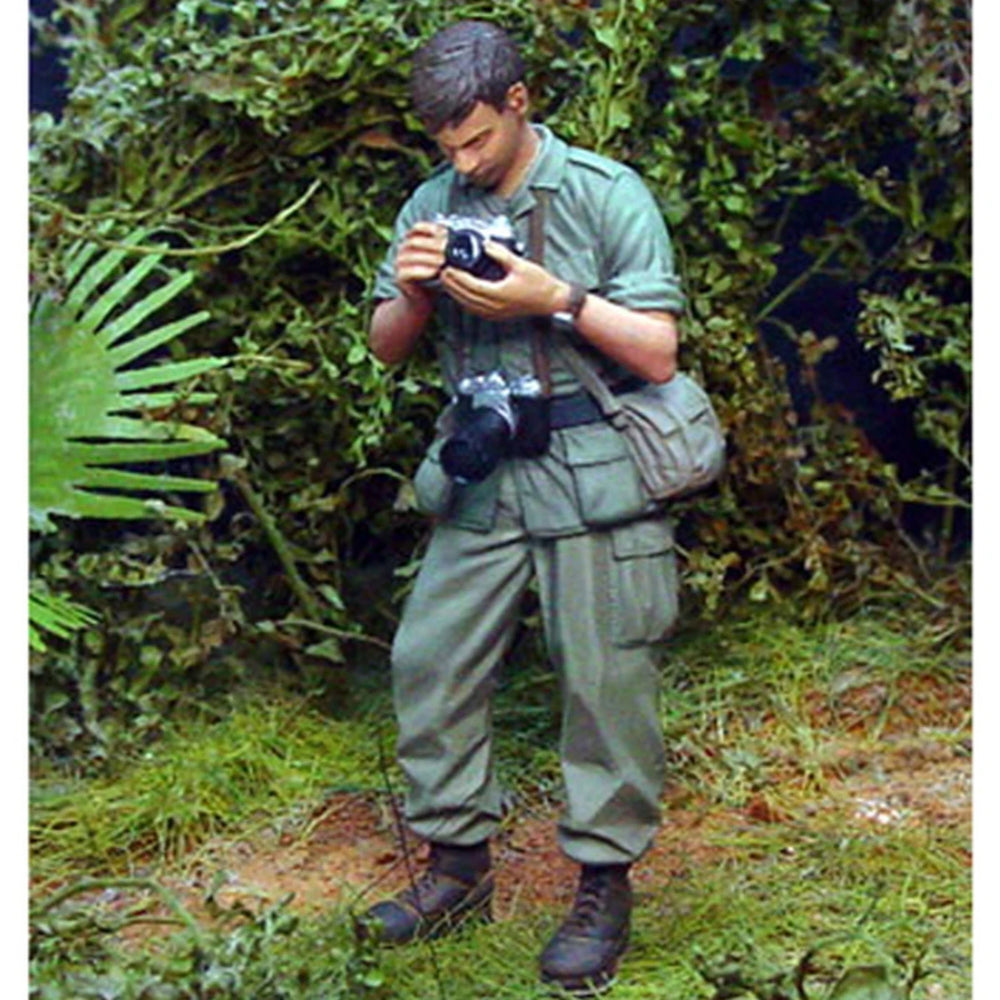 1/35 Modern War Correspondent, Resin Model Figure Kit, Unassembled and Unpainted