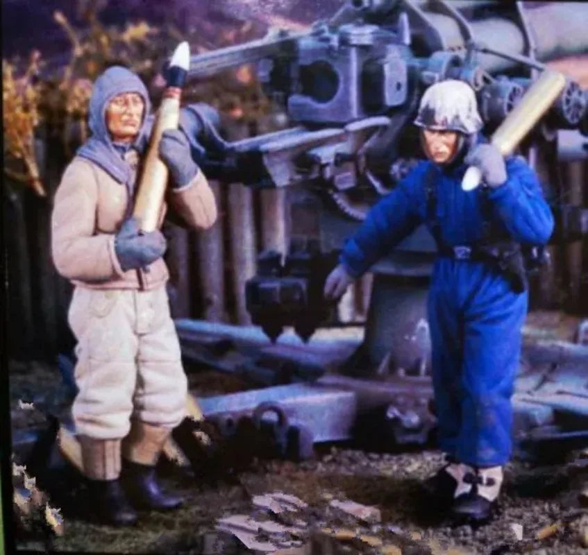 1/35 WWII Eastern Front Artillery Crew, 2 Figures, Resin Model Figure Kit, Unassembled and Unpainted